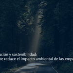 Carretera estrecha rodeada de un frondoso bosque con árboles altos, donde un rayo de luz atraviesa el follaje. La imagen tiene un filtro azul oscuro de baja opacidad. Sobre ella, se muestra el título: '🌍 Digitalización y sostenibilidad: cómo la nube reduce el impacto ambiental de las empresas 💻♻️