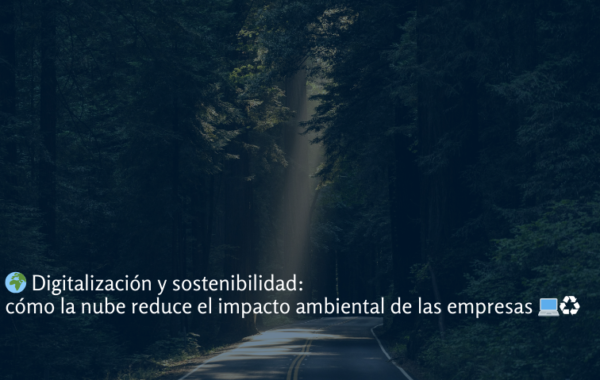 Carretera estrecha rodeada de un frondoso bosque con árboles altos, donde un rayo de luz atraviesa el follaje. La imagen tiene un filtro azul oscuro de baja opacidad. Sobre ella, se muestra el título: '🌍 Digitalización y sostenibilidad: cómo la nube reduce el impacto ambiental de las empresas 💻♻️