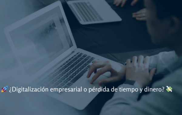 Portada del artículo titulado '¿Digitalización empresarial o pérdida de tiempo y dinero?'. En la imagen, se ven las manos de un joven sentado en una mesa mientras mueve el ratón de un portátil gris. La escena tiene un tono azul con baja opacidad