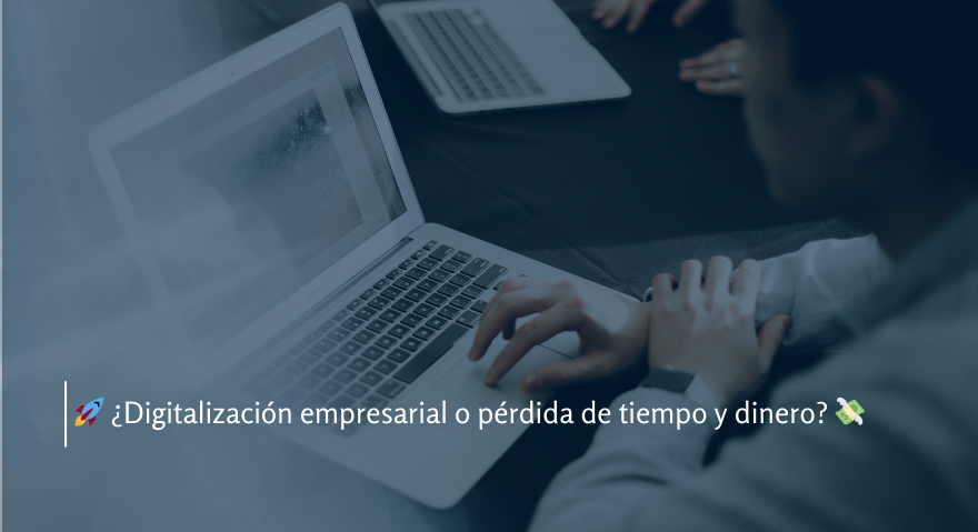 Portada del artículo titulado '¿Digitalización empresarial o pérdida de tiempo y dinero?'. En la imagen, se ven las manos de un joven sentado en una mesa mientras mueve el ratón de un portátil gris. La escena tiene un tono azul con baja opacidad