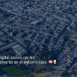 Vista aérea de un pueblo con numerosas viviendas, calles y algunas zonas verdes. La imagen tiene un tono azul oscuro con baja opacidad. Sobre ella, aparece el título: 'Evirom: la digitalización contra la fuga de cerebros en el entorno rural 🧠💡'
