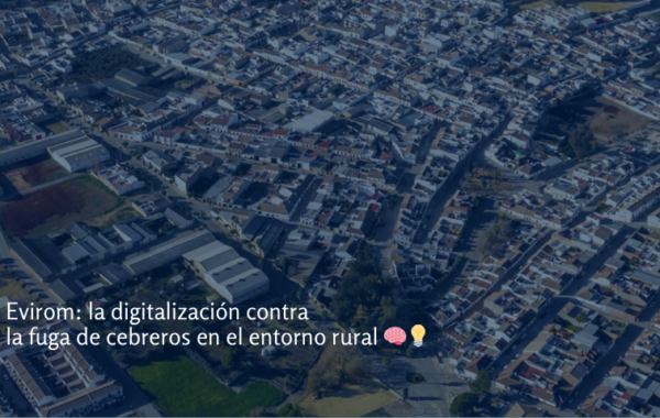 Vista aérea de un pueblo con numerosas viviendas, calles y algunas zonas verdes. La imagen tiene un tono azul oscuro con baja opacidad. Sobre ella, aparece el título: 'Evirom: la digitalización contra la fuga de cerebros en el entorno rural 🧠💡'