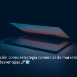 Primer plano de un ordenadro casi cerrado con destellos de la luz interior, en un fondo negro. La imagen tiene un tono azul oscuro con baja opacidad y sobre ella el título: 'Automatización como estrategia comercial de marketing: ventajas y desventajas 🚀🤖