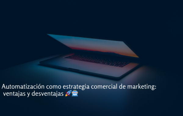 Primer plano de un ordenadro casi cerrado con destellos de la luz interior, en un fondo negro. La imagen tiene un tono azul oscuro con baja opacidad y sobre ella el título: 'Automatización como estrategia comercial de marketing: ventajas y desventajas 🚀🤖