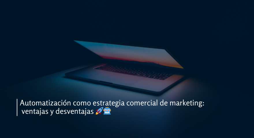 Primer plano de un ordenadro casi cerrado con destellos de la luz interior, en un fondo negro. La imagen tiene un tono azul oscuro con baja opacidad y sobre ella el título: 'Automatización como estrategia comercial de marketing: ventajas y desventajas 🚀🤖
