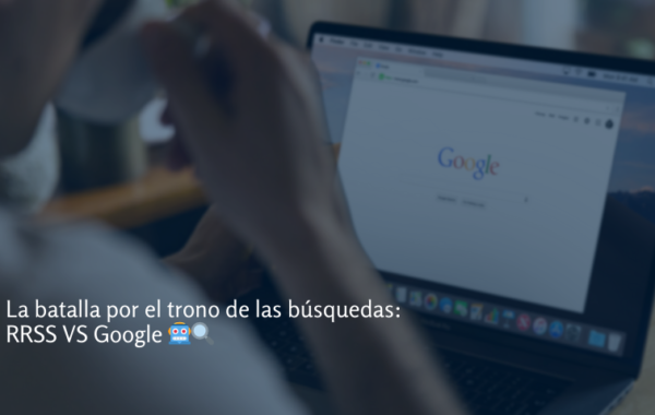 Persona usando Google en su portátil mientras sostiene una taza, con el título “La batalla por el trono de las búsquedas: RRSS vs Google” superpuesto