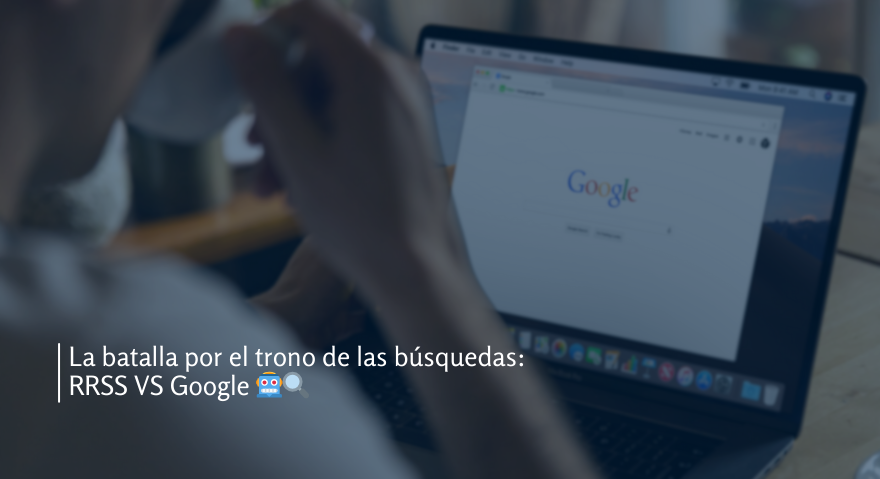 Persona usando Google en su portátil mientras sostiene una taza, con el título “La batalla por el trono de las búsquedas: RRSS vs Google” superpuesto