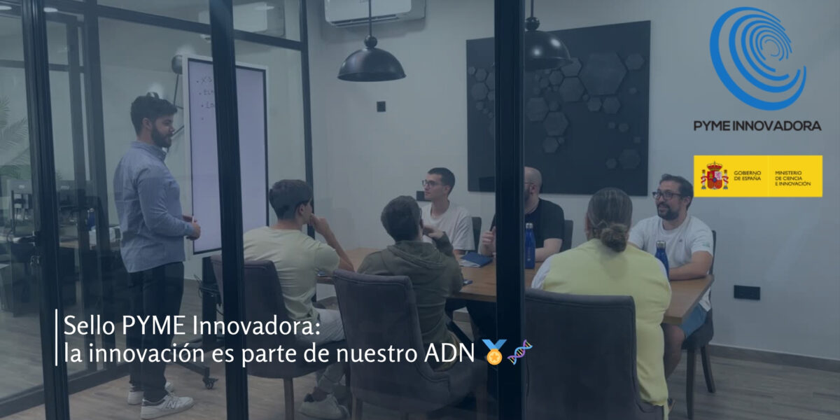 Equipo de Evirom reunido en sala de reuniones moderna durante una sesión de innovación, junto al logo de PYME Innovadora y el del Ministerio de Ciencia e Innovación.