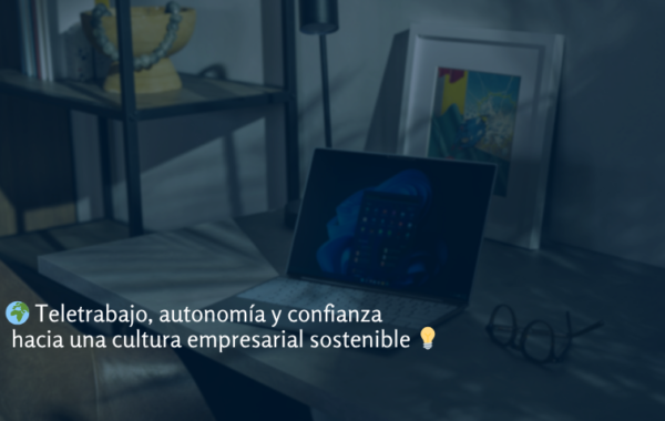Escritorio en casa con portátil encendido y luz natural, acompañado del título: “🌍 Teletrabajo, autonomía y confianza hacia una cultura empresarial sostenible 💡”