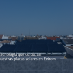 Energía: Paneles solares instalados en la azotea de la oficina de Evirom, con cielo despejado y el título “Por una tecnología que cuida, así funcionan nuestras placas solares en Evirom”