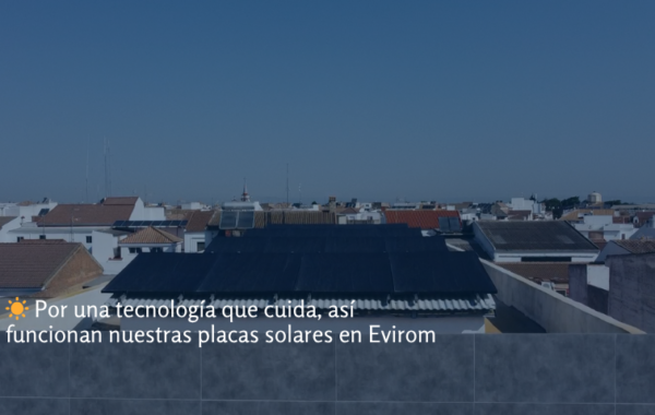 Energía: Paneles solares instalados en la azotea de la oficina de Evirom, con cielo despejado y el título “Por una tecnología que cuida, así funcionan nuestras placas solares en Evirom”