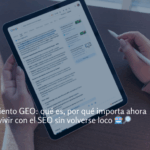 Persona con una tablet sobre una mesa mostrando resultados de búsqueda en Google, con el texto “Posicionamiento GEO” en la imagen.