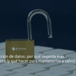 Candado abierto sobre un teclado que simboliza la importancia de la protección de datos y la privacidad digital