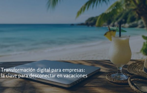 Foto de un portatil cerrado en la playa, aparentemente de vacaciones